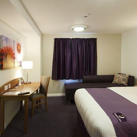Premier Inn Bicester Bagian luar foto