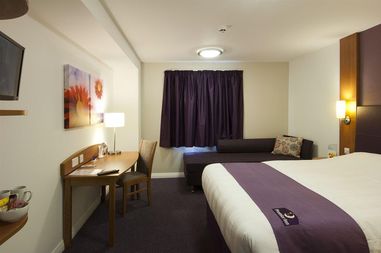 Premier Inn Bicester Bagian luar foto