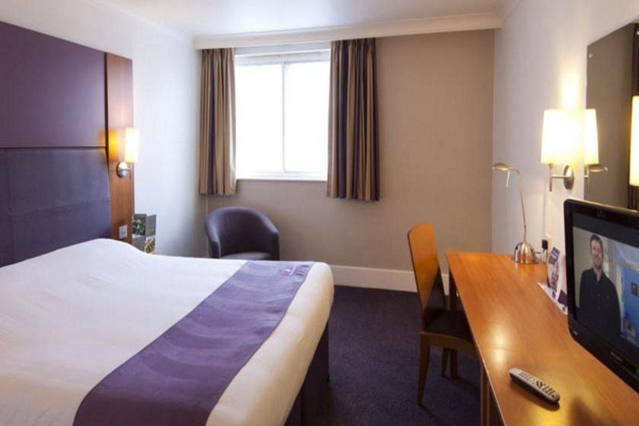 Premier Inn Bicester Bagian luar foto