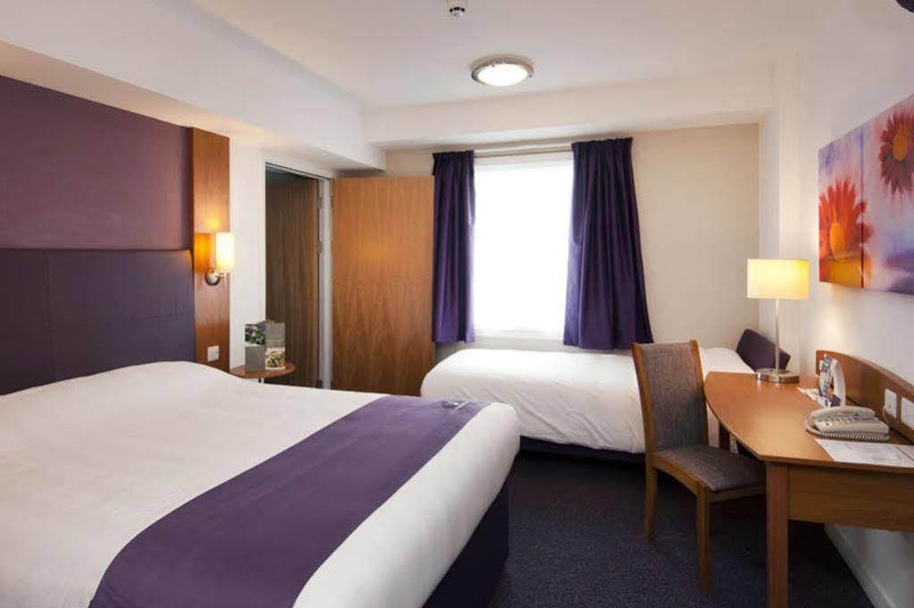 Premier Inn Bicester Bagian luar foto