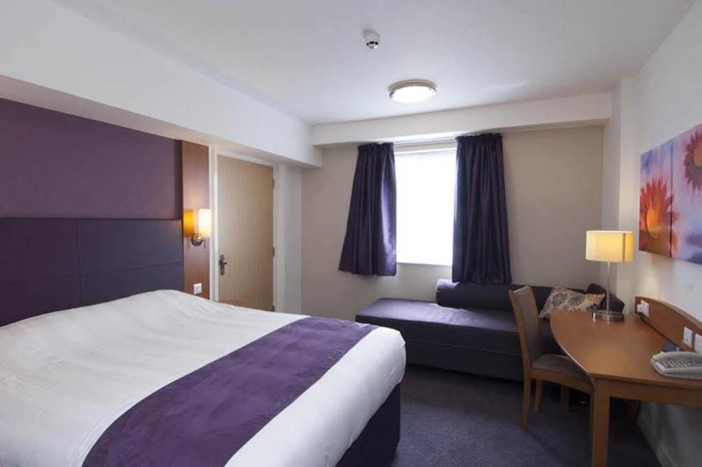 Premier Inn Bicester Bagian luar foto