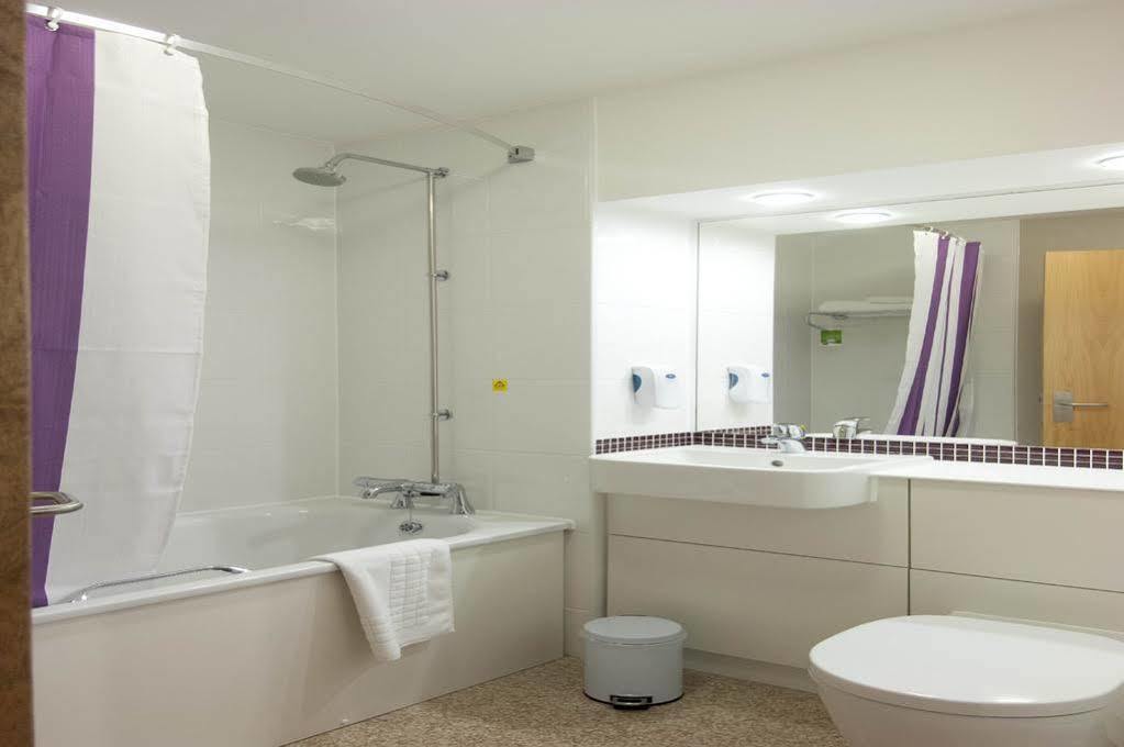 Premier Inn Bicester Bagian luar foto