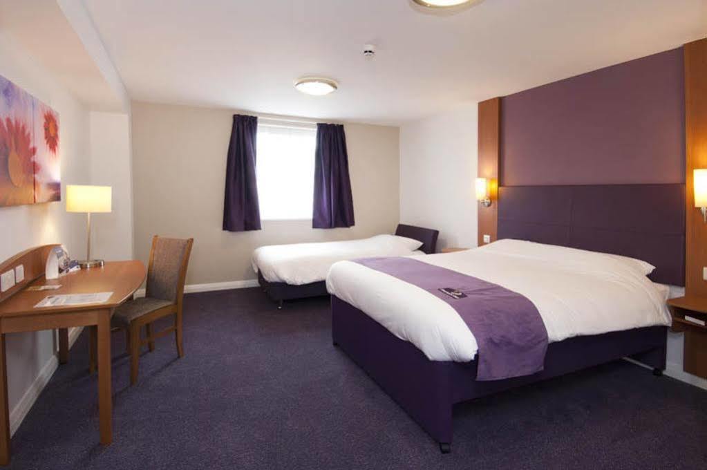 Premier Inn Bicester Bagian luar foto
