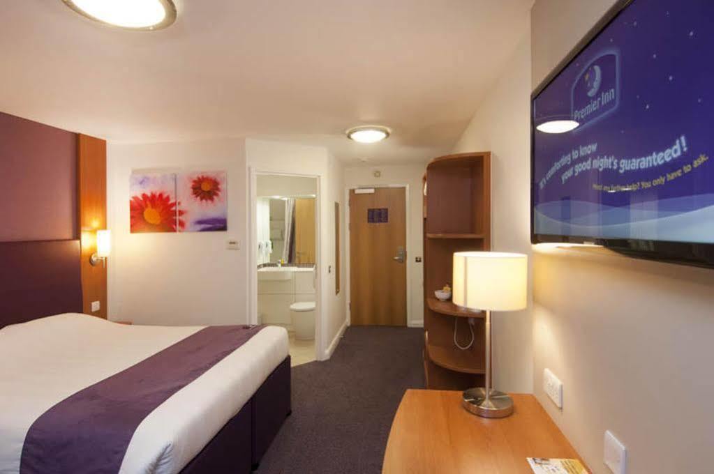 Premier Inn Bicester Bagian luar foto