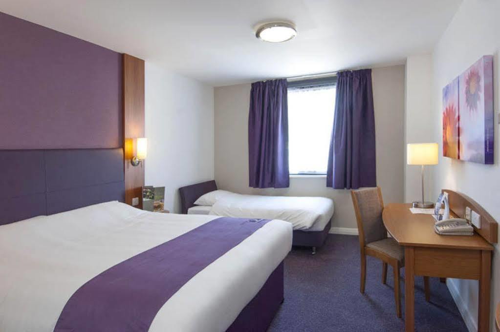 Premier Inn Bicester Bagian luar foto
