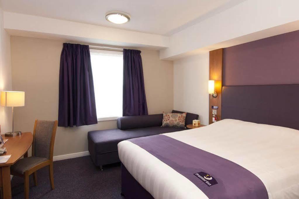 Premier Inn Bicester Bagian luar foto