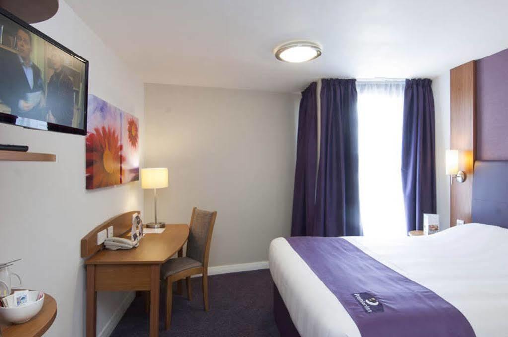 Premier Inn Bicester Bagian luar foto