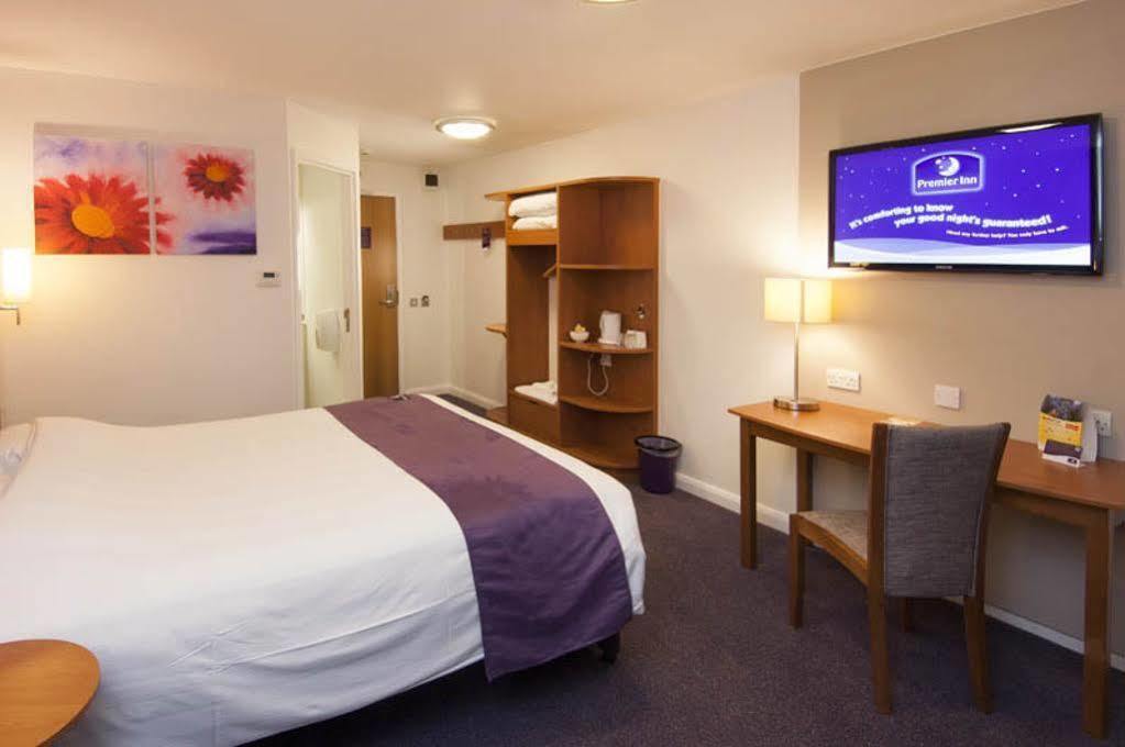 Premier Inn Bicester Bagian luar foto